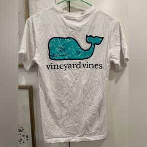 White vineyard vines tee.